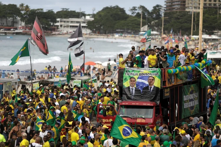 Manifestação pró-Bolsonaro: no domingo, apoiadores do presidente não pouparam ataques ao Congresso e ao STF (Ricardo Moraes/Reuters)