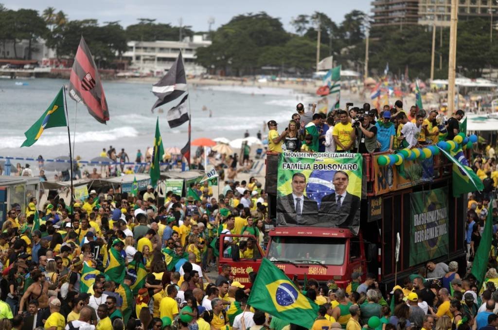 Após atos, Bolsonaro acena a Legislativo e Judiciário