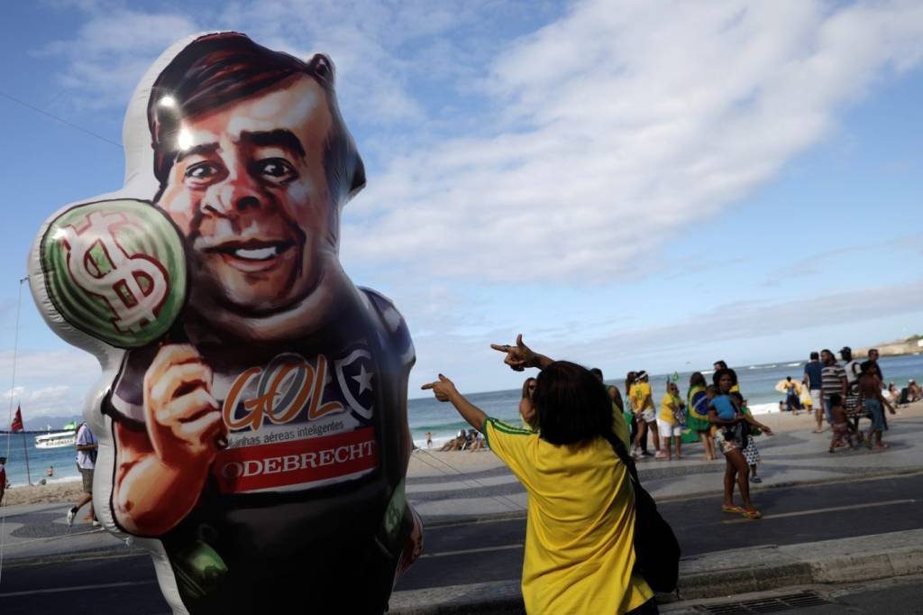 Protesto com boneco inflável de Rodrigo Maia em Copacabana, no Rio de Janeiro. (26/05/2019) (Ricardo Moraes/Reuters)