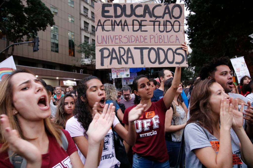 Estudantes e professores de institutos federais e universidades fazem manifestação na Avenida Presidente Vargas, no Rio, contra o bloqueio de verbas da educação (Fernando Frazão - Agência Brasil/Agência Brasil)