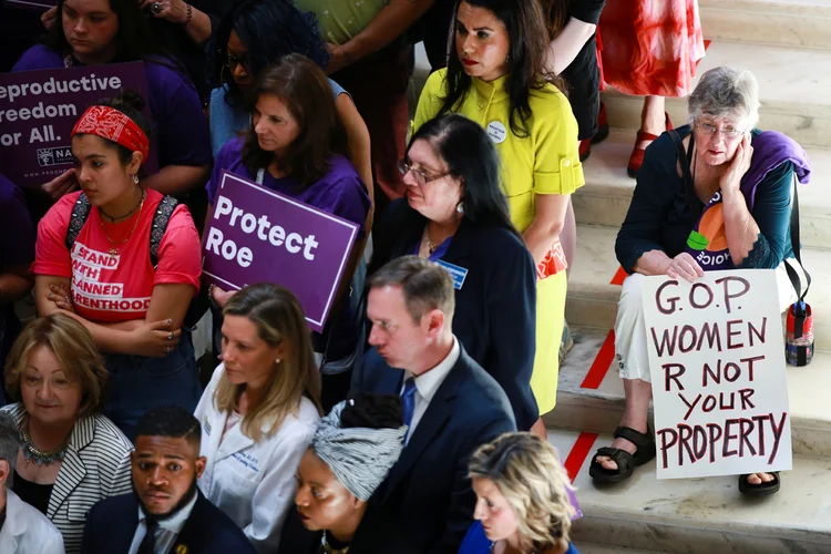 Protesto pró-aborto no estado do Alabama, que votou pela proibição quase que total ao aborto nesta semana (Elijah Nouvelage/Reuters)