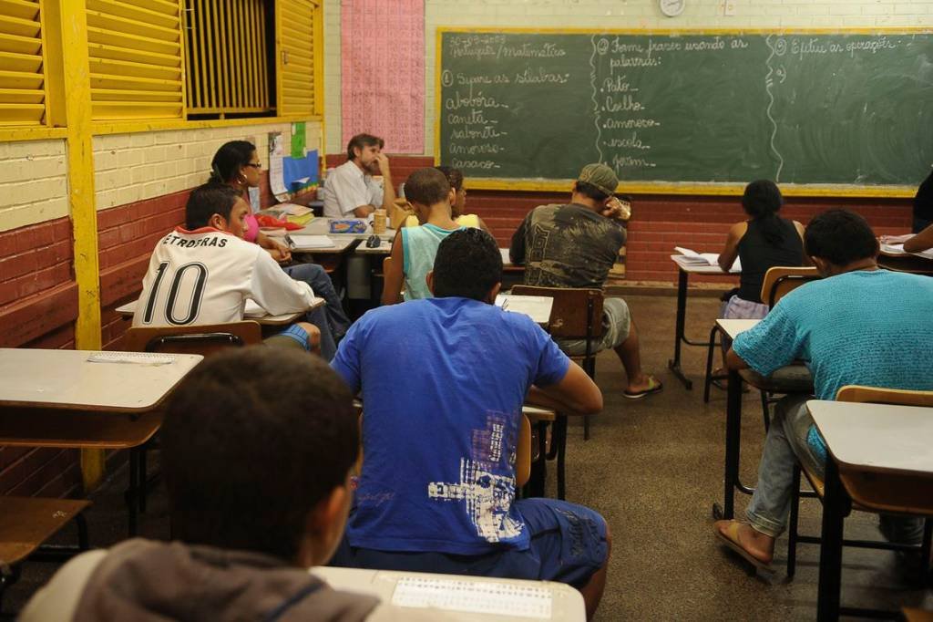 Novo Ensino Médio: ministro da Educação avalia criar "bolsa estudante" para evitar evasão de jovens