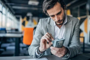 O que é “crowdlending” e como ele difere do crowdfunding tradicional?