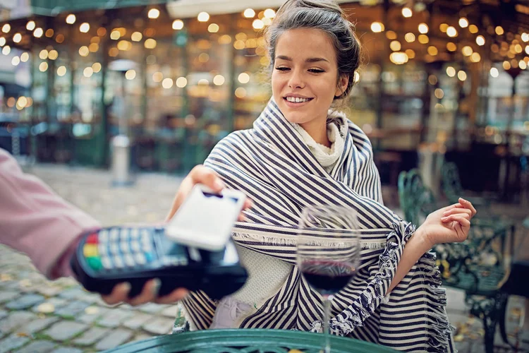 Pagamento por aproximação: não há taxas para usar as carteiras digitais (praetorianphoto/Getty Images)