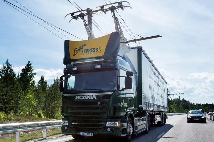 Caminhão da Scania em rodovia eletrizada da Siemens (Siemens/Divulgação)