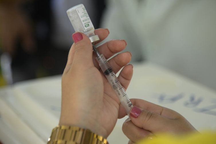 Após reação adversa, governo nega problemas com a vacina contra o HPV