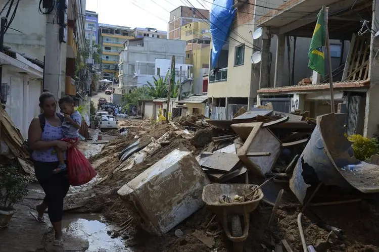Rio de Janeiro: desabamento de dois prédios na Muzema causou 24 mortes e deixou moradores feridos (Arquivo/Tânia Rêgo/Agência Brasil)