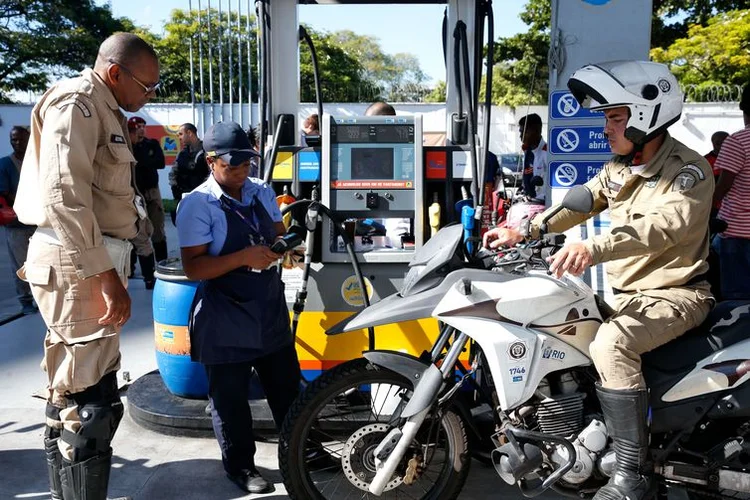 Dia D do Feirão do Imposto: gasolina poderá ser comprada a preços sem impostos em algumas cidades (Tânia Rêgo/Agência Brasil)