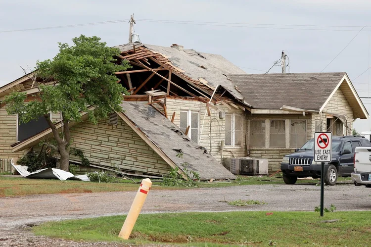 Casa danificada após passagem de tornado em Oklahoma, Estados Unidos: tornado devastou uma pequena comunidade perto de Oklahoma City no final do sábado (Alonzo Adams/Reuters)