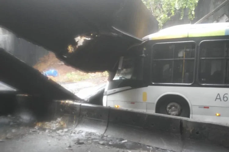 Túnel Acústico: pressão de 100 toneladas de lixo descartado irregularmente provocou desmoronamento de estrutura, causando transtornos na cidade (Twitter/Reprodução)