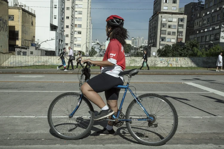 A entregadora Nana já teve duas bicicletas furtadas em três meses de trabalho para o Ifood. Aplicativo não ressarce entregadores (Julia Dolce/Agência Pública)