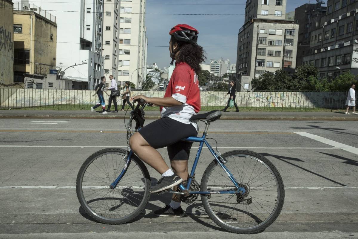 MENINA NO GRAU DE BIKE SEM A MÃO