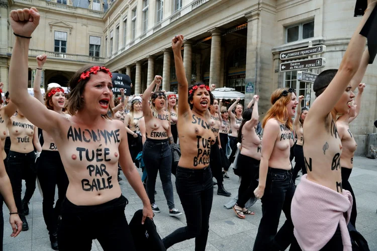 Femen: cada uma das militantes escreveu o nome de uma vítima de assassinato no corpo (AFP/AFP)
