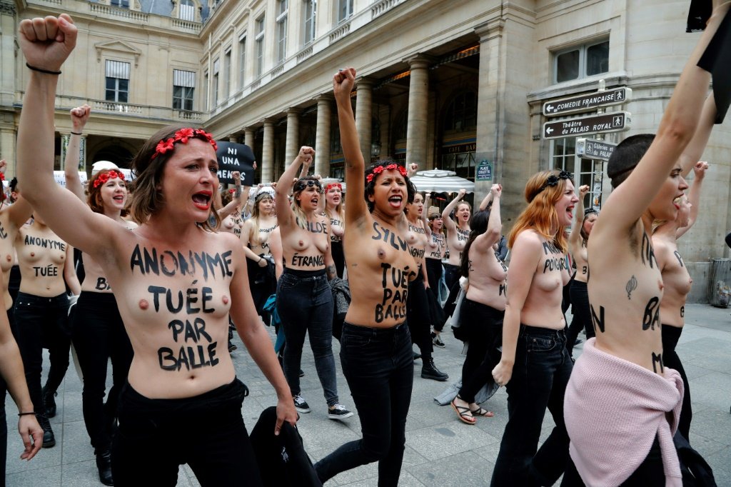 Dezenas de militantes do Femen protestam em Paris pelo fim do feminicídio