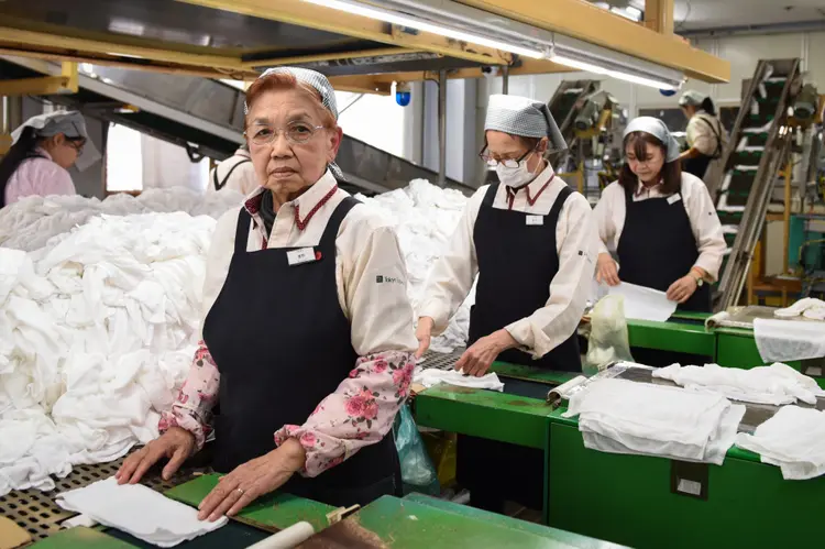 Mikiko Kuzuno: história da trabalhadora de 78 anos pode ser o "novo normal" no Japão (Noriko Hayashi/Bloomberg)