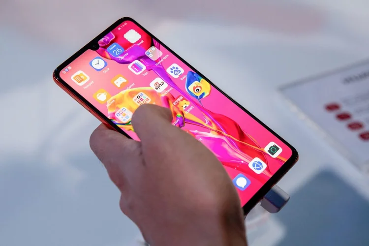 Recursos naturais: disponibilidade de elementos químicos é reduzida devido à alta produção de smartphones (Bloomberg/Bloomberg)