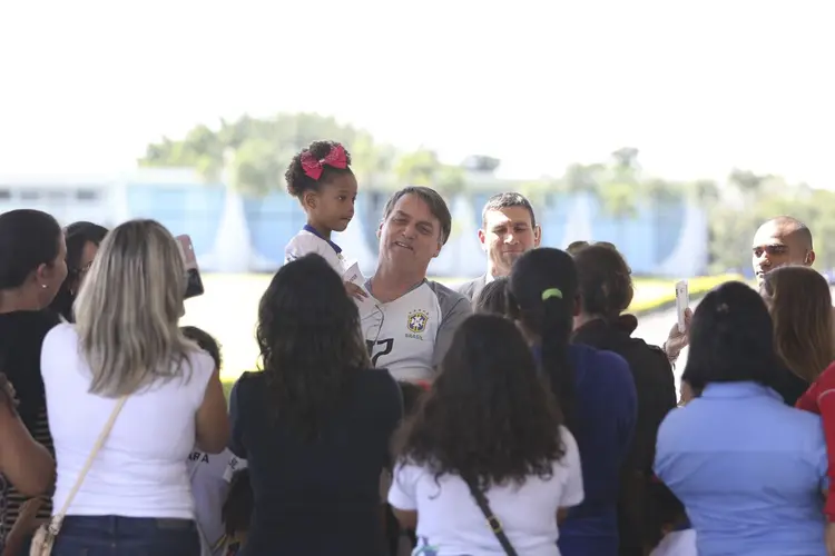 Bolsonaro: presidente ficou cerca de 15 minutos conversando com as crianças e se deixando fotografar (Valter Campanato/Agência Brasil)