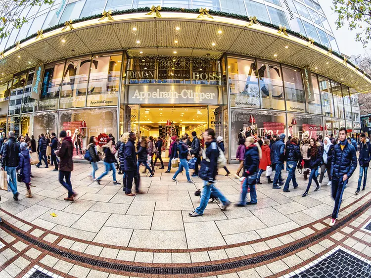 Rua de comércio em Frankfurt, na Alemanha: o aumento do consumo no país ajudou a economia a se recuperar no primeiro trimestre | Martin Moxter/imageBroker/AGB Photo