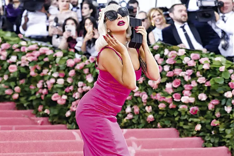 Lady Gaga no baile do Metropolitan: vestido rosa e exagero calculado | Mario ANnzuoniI/Reuters