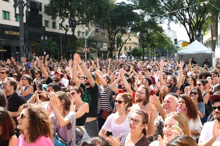 Público durante o show da Anelis Assumpção, com participação de Tulipa Ruiz e Negro Leo, no palco em homenagem a Itamar Assumpção, na Virada Cultural, em São Paulo. (Rovena Rosa/Agência Brasil)