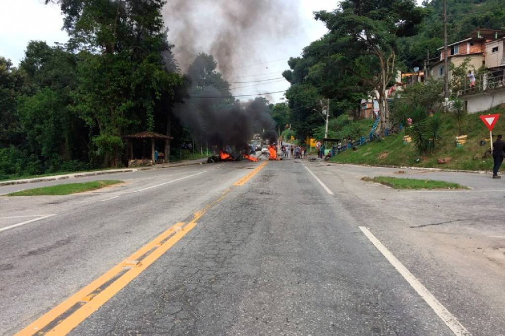 BR-101: manifestantes, da comunidade da Lambicada, levaram dois corpos para a rodovia (PRF/Divulgação)