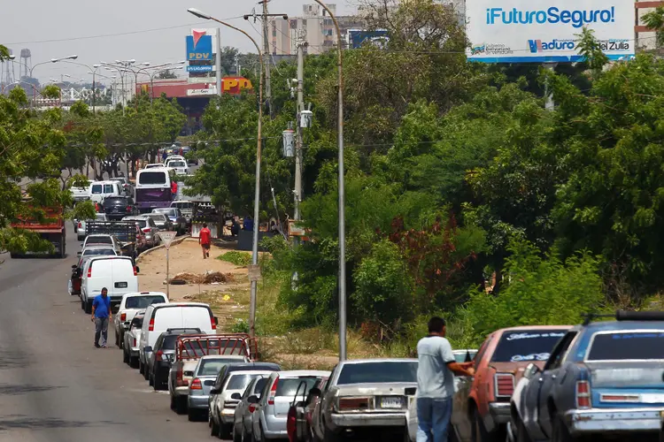 Venezuela: pessoas esperam por horas na fila de postos de gasolina (Isaac Urrutia/Reuters)