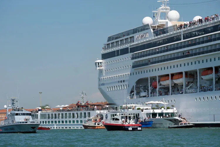 Veneza: os turistas, em terra, começaram a correr quando observaram o navio de 13 andares "MSC Opera" raspando o cais (Manuel Silvestri/Reuters)