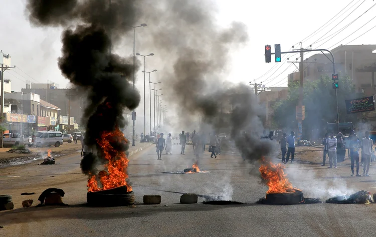 Sudão: os militares dispersaram com violência um acampamento da oposição nesta segunda (3) (Stringer/Reuters)
