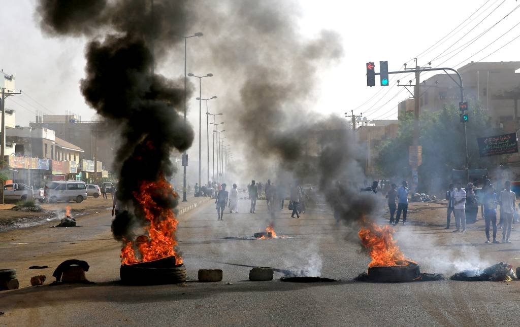 13 manifestantes morrem no Sudão e militares negam autoria do ataque