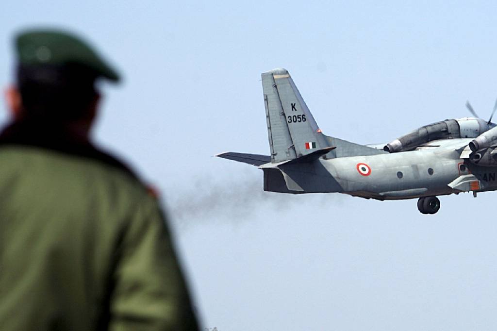 Avião da Força Aérea da Índia desaparece com 13 pessoas a bordo