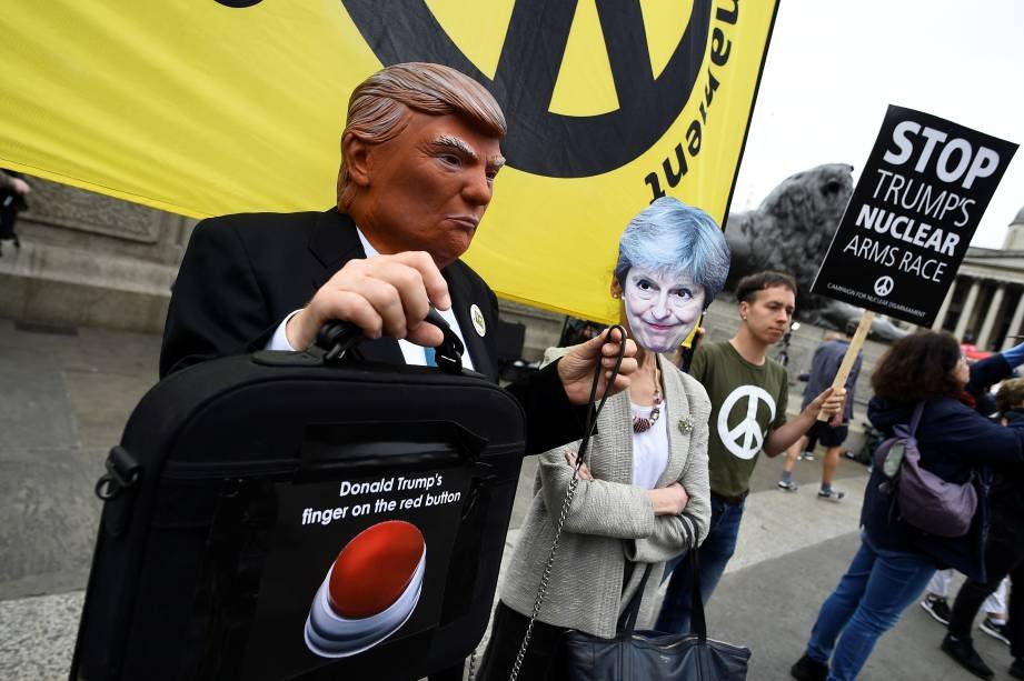 Manifestantes protestam com máscaras de Trump e Theresa May em Londres. Manifestantes protestam com máscaras de Trump e Theresa May em Londres.