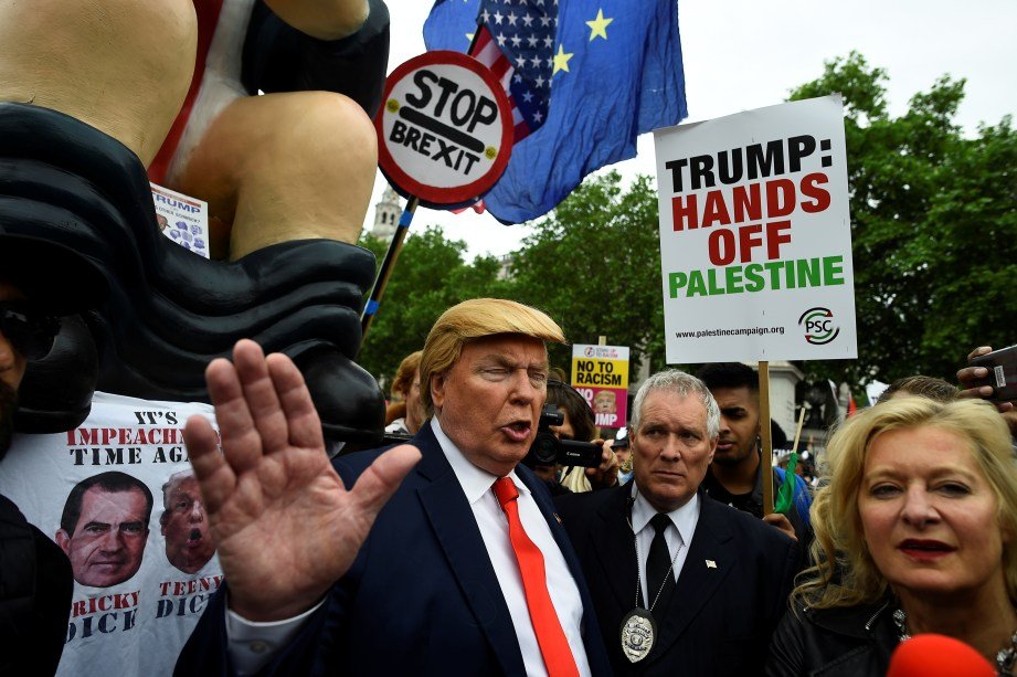 Manifestantes protestam contra Trump durante sua visita ao Reino Unido. 04/06/2019