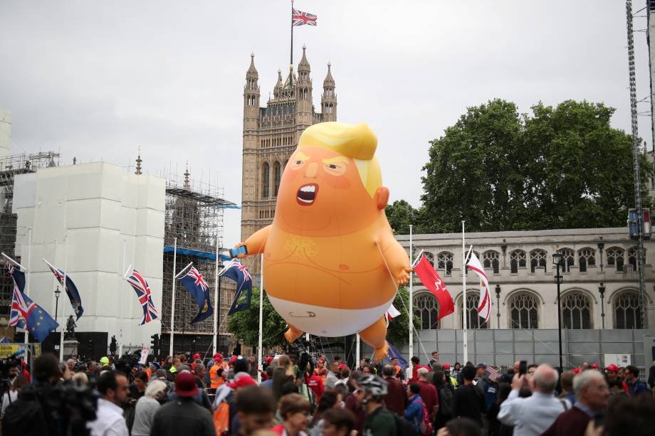 Manifestantes britânicos protestam contra vista de Trump ao Reino Unido Manifestantes britânicos protestam contra vista de Trump ao Reino Unido