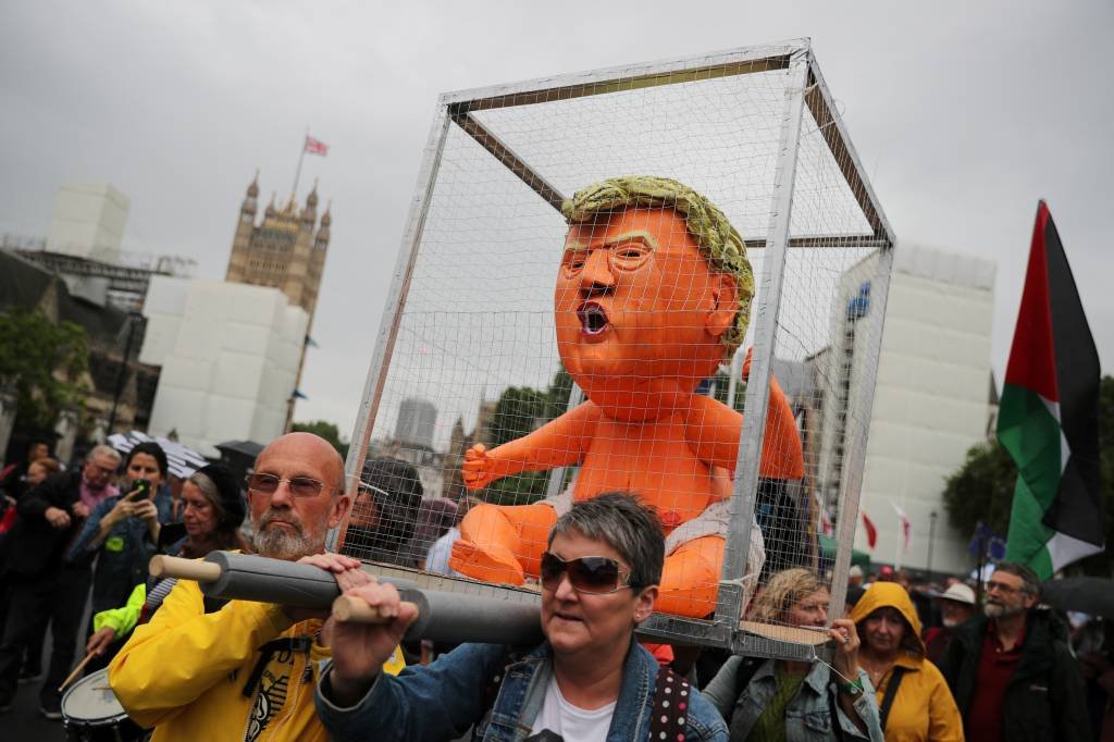 Milhares de pessoas protestam contra Trump em Londres; veja fotos