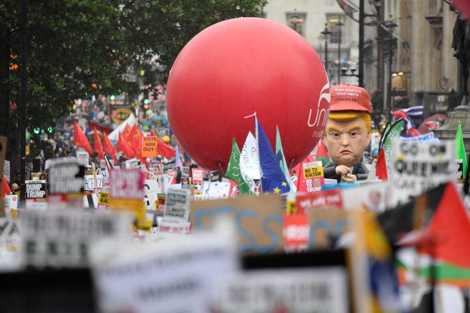 Milhares de manifestantes protestam contra Trump em Londres.