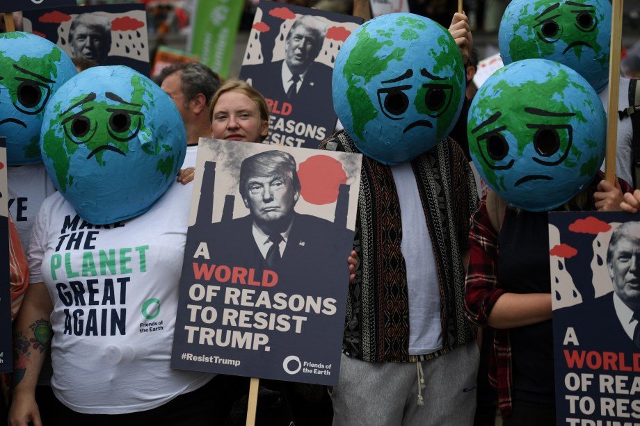 Manifestantes criticam posicionamento de Trump em relação ao meio ambiente em protesto contra o presidente dos EUA em Londres.