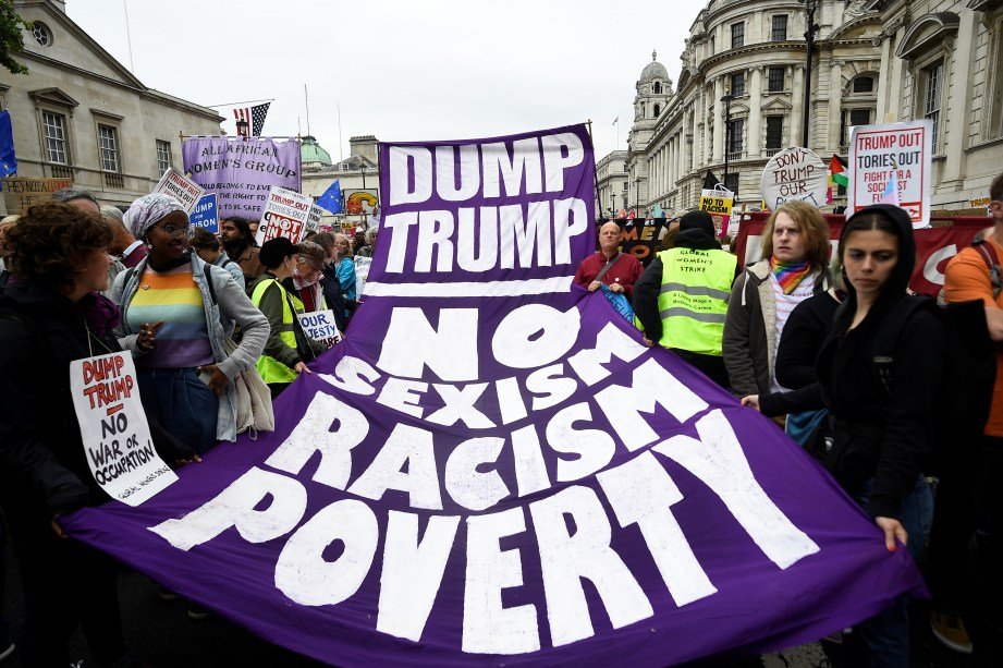 Manifestantes protestam durante visita do presidente Donald Trump ao Reino Unido.