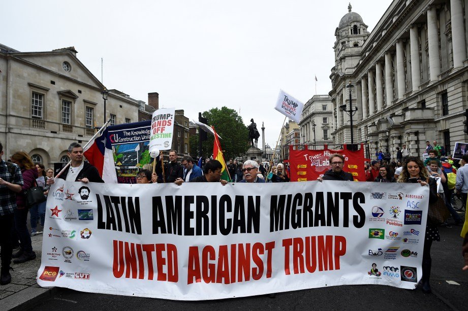 "Imigrantes latino americanos juntos contra Trump", diz faixa em manifestação contra o presidente americano em Londres.