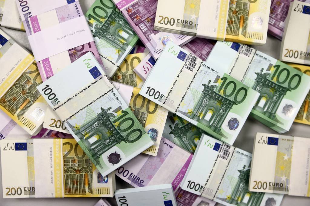 Euro cai para mínima no câmbio com o dólar por temores de recessão na UE