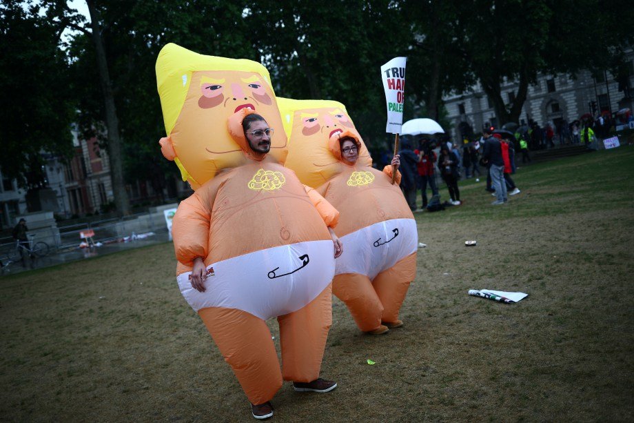 Manifestantes protestam em Londres vestidos de "baby Trump".