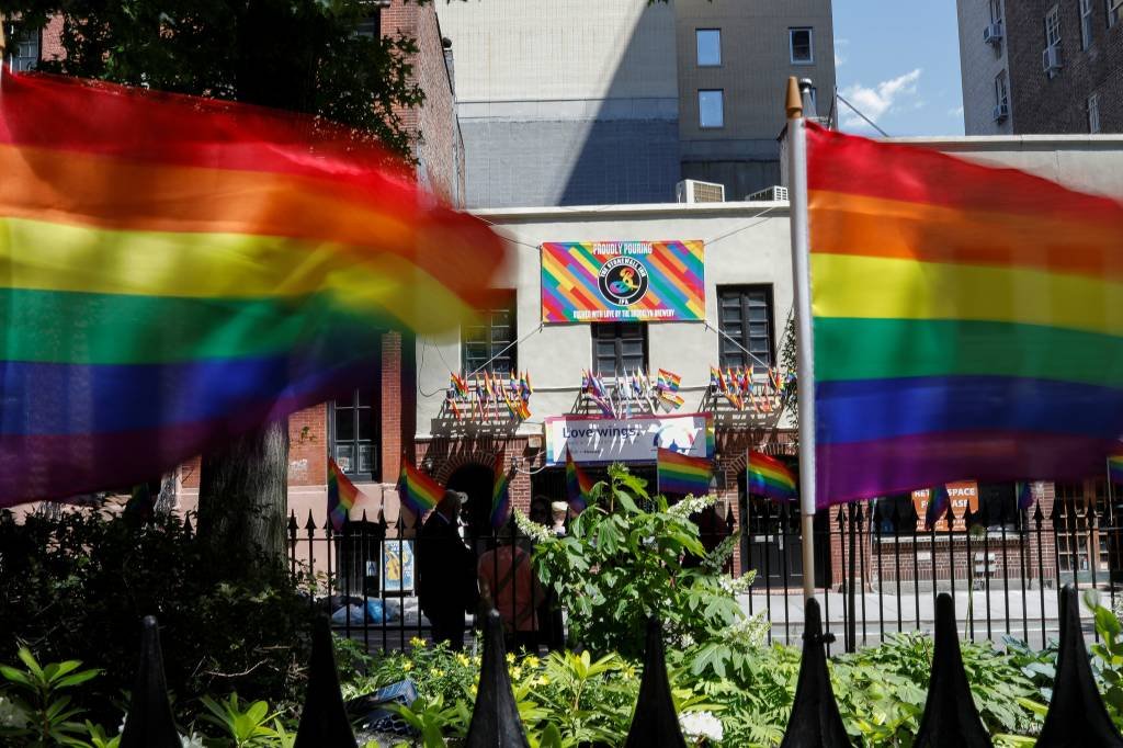 Bandeira LGBT e ao fundo o Stonewall National Monument fora do Stonewall Inn, local da revolta de Stonewall de 1969. Nova York, Estados Unidos. (Mike Segar/Reuters)