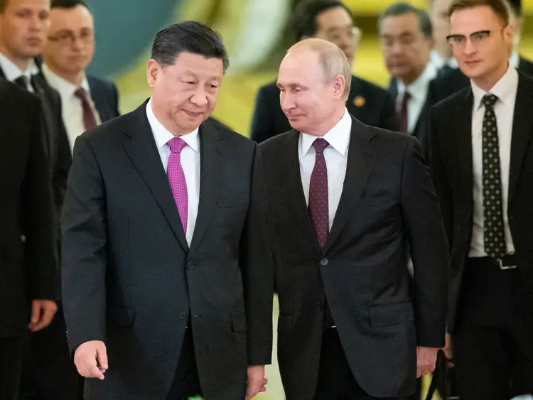 Presidente da Rússia, Vladimir Putin, e o presidente da China, Xi Jinping se reúnem em Moscou. (Alexander Zemlianichenko/Reuters)