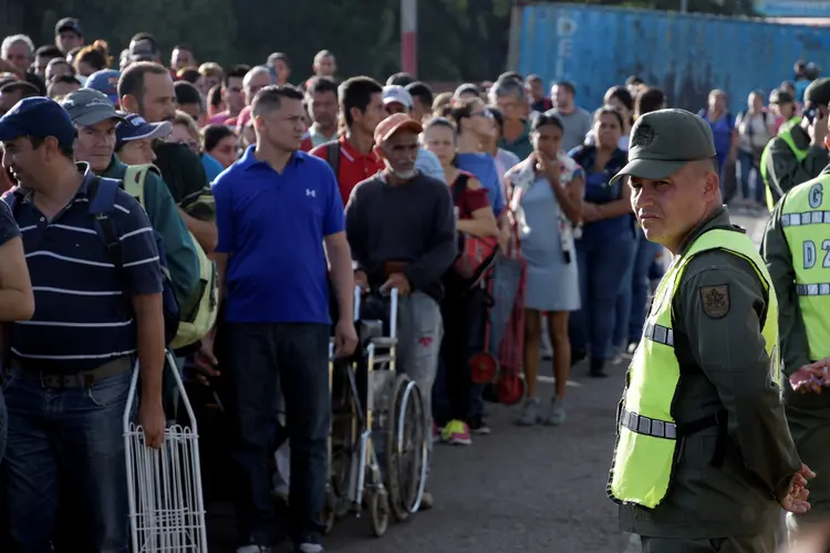 Colômbia reabre fronteira com a Venezuela e milhares entram no país (Juan Pablo Bayona/Reuters)