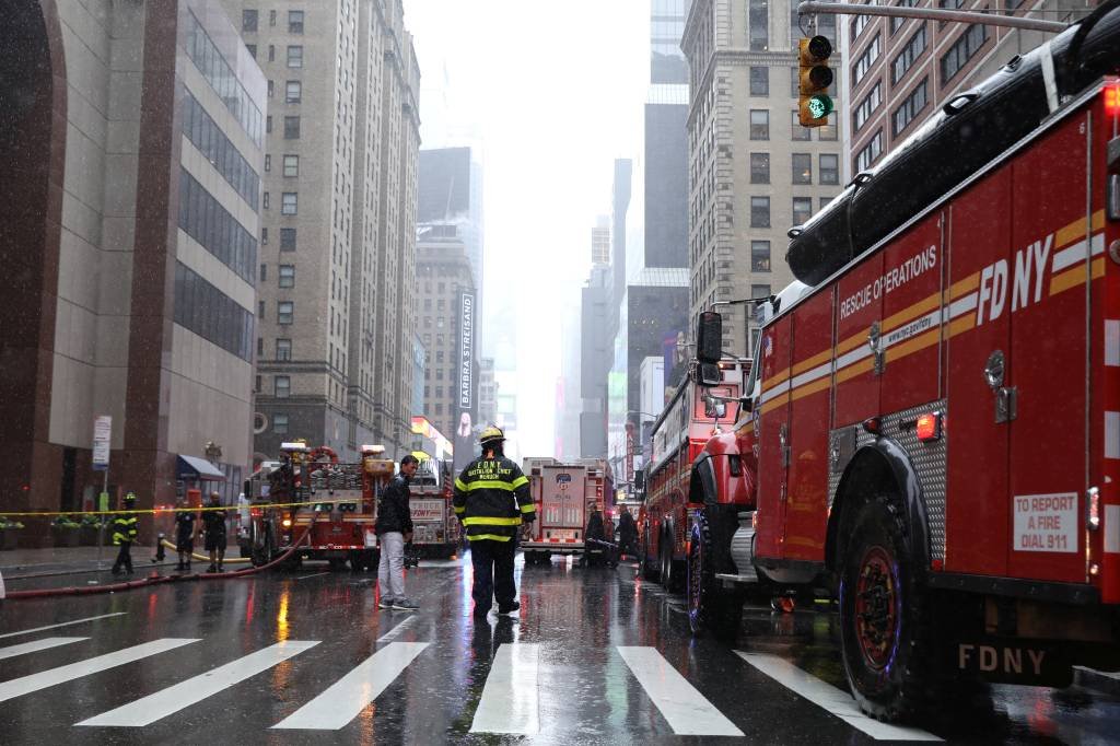 Helicóptero bate em prédio em Nova York e deixa uma pessoa morta