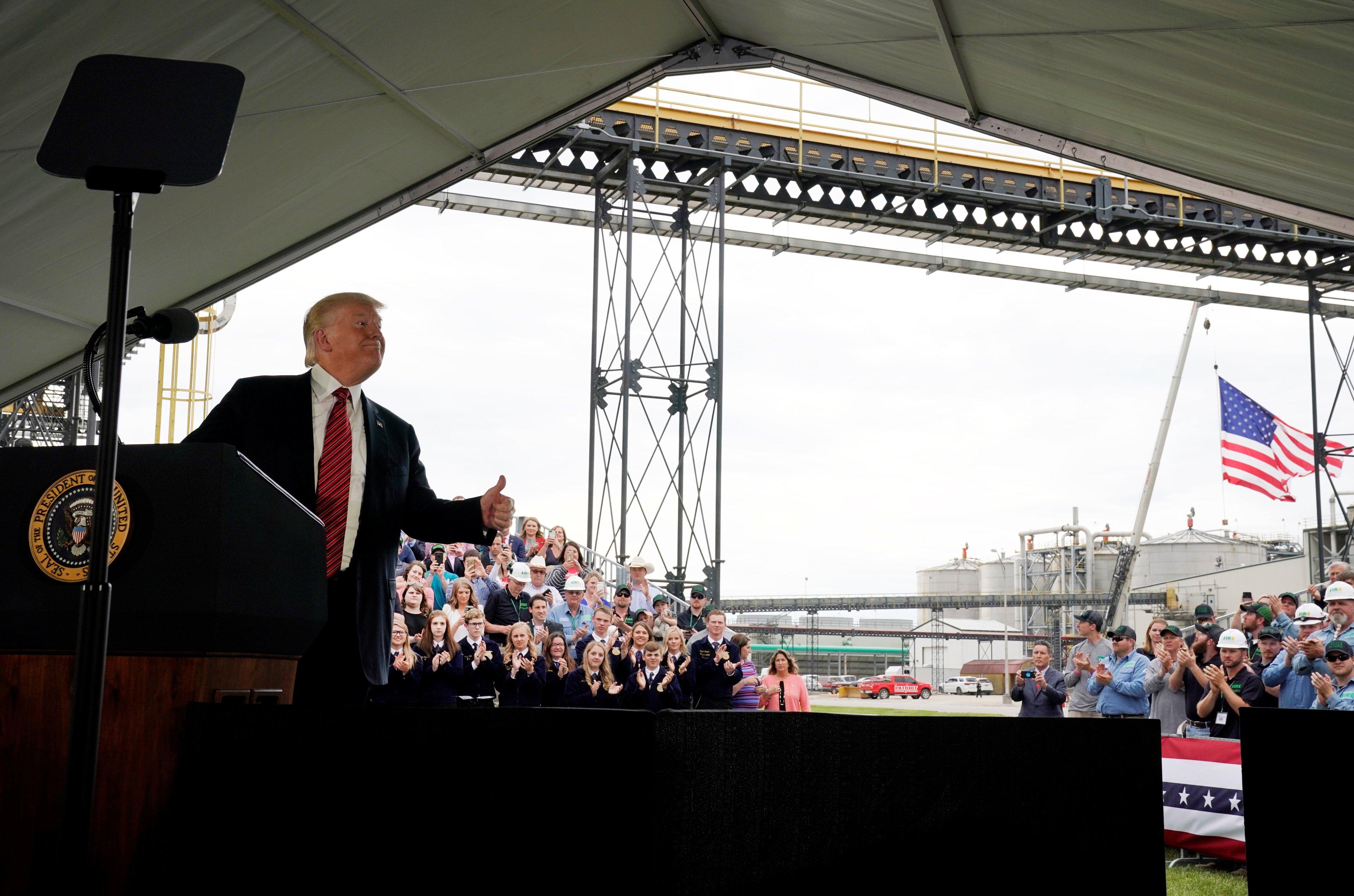 Trump diz que EUA estão vencendo batalhas e defende uso de tarifas