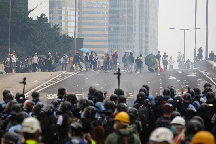 Hong Kong: Manifestantes protestam contra um projeto de lei que permite que ativistas sejam extraditados e processados em tribunais da China continental, que são controlados pelo Partido Comunista (Thomas Peter/Reuters)