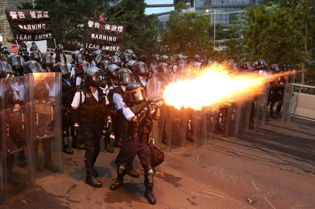 Protesto contra lei de extradição termina em confronto em Hong Kong