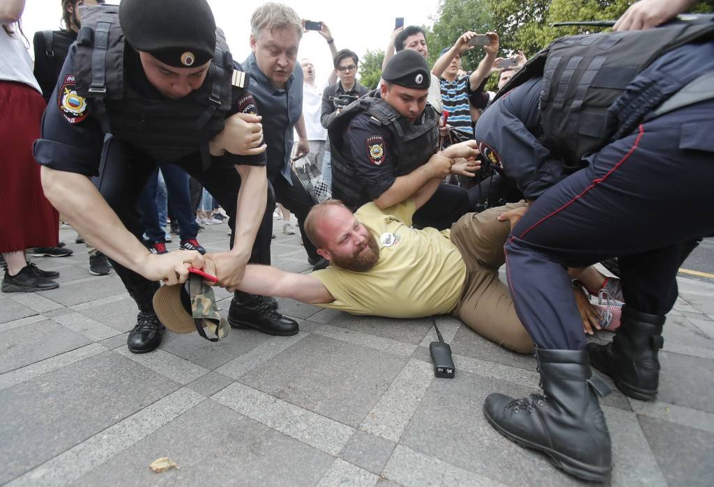 Rússia prende mais de 400 pessoas em passeata de apoio a jornalista