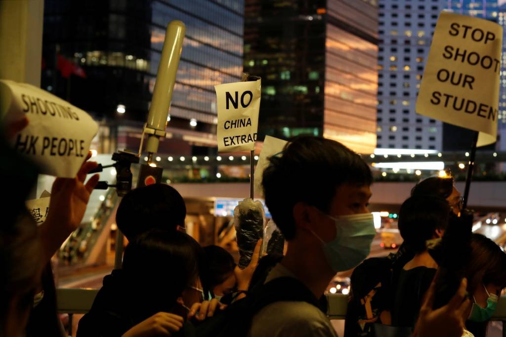 Protesto em Hong Kong força governo pró-China a adiar lei de extradições