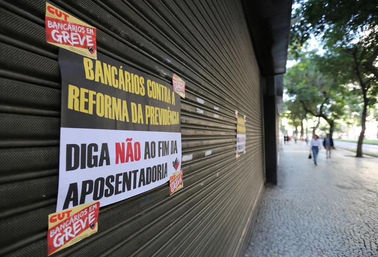 Greve geral: dia é marcado por protestos e paralisação de transportes (Sergio Moraes/Reuters)